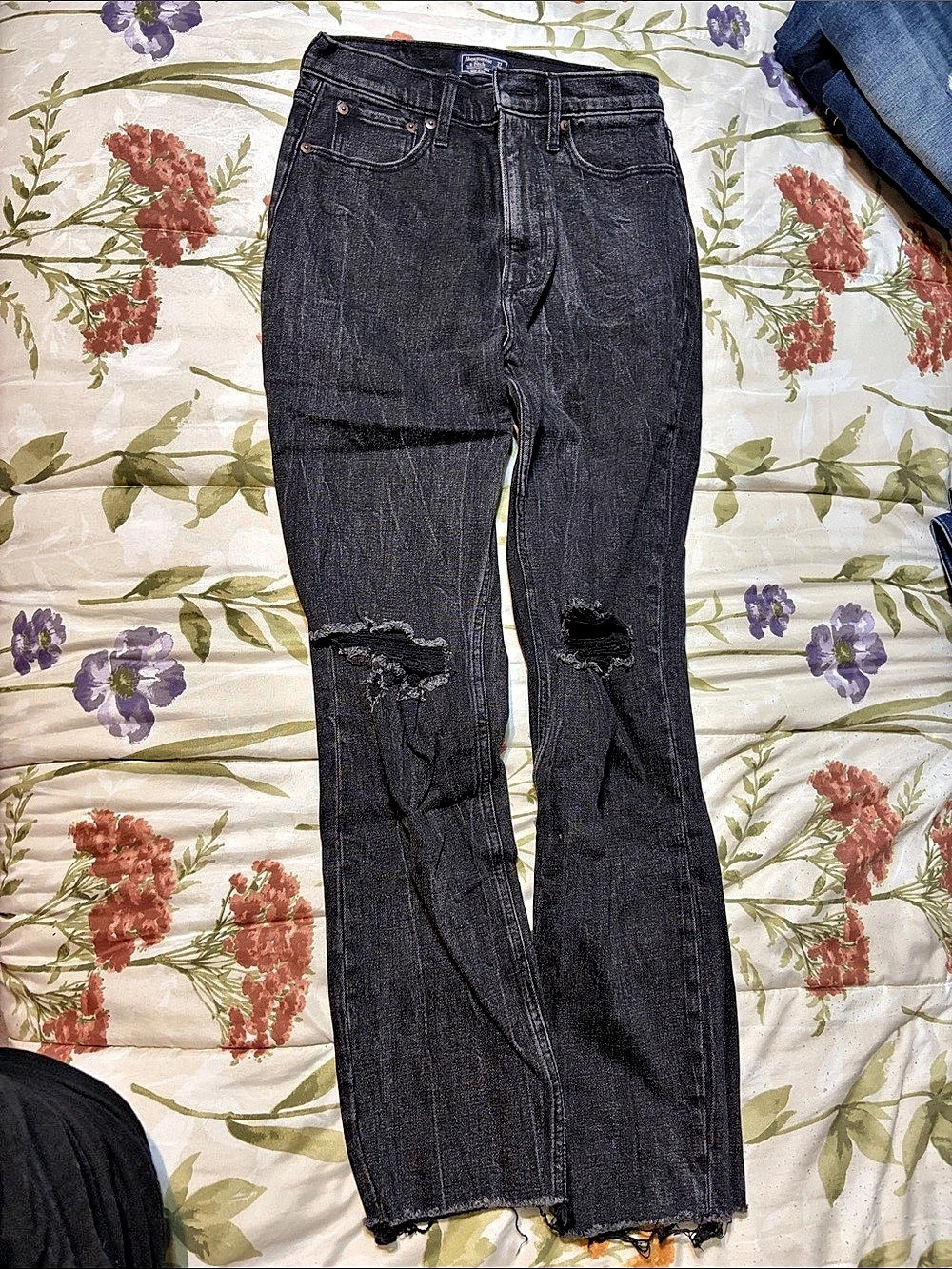 Abercrombie & Fitch Ultra High Rise Mom Jean Black Jeans Waist 27 or 4L